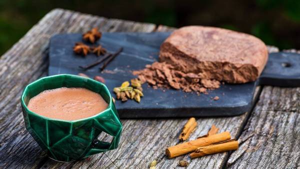 kakao na slole w ogrodzie