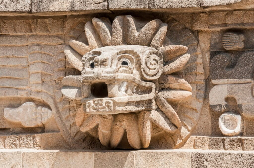 Pierzasty kamienny weza w swiatyni Quetzalcoatl w Teotihuacan Meksyk